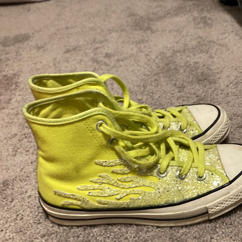 Converses they are chucks. Black stain but small they are all stars and are a 6
